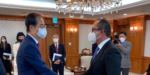 Cristian Busoi si premierul Coreei de Sud FOTO Cristian Busoi jpg