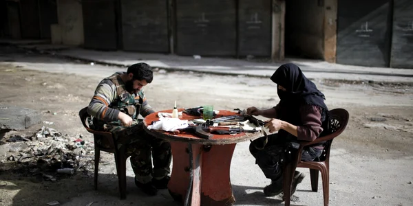 Luptatori din grupul rebel islamist Jabhat al-Nusra isi curata amele in Alep FOTO Reuters 