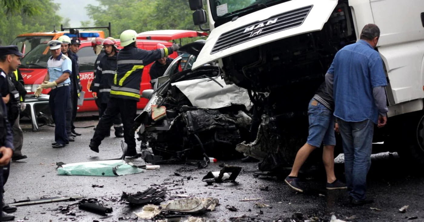 Impactul a fost devastator pentru pasagerii din autoturismul Ford. FOTO: Daniel Guţă. ADEVĂRUL.
