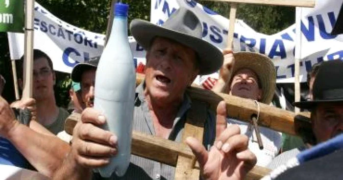 Fermierii renunţă, deocamdată, la proteste