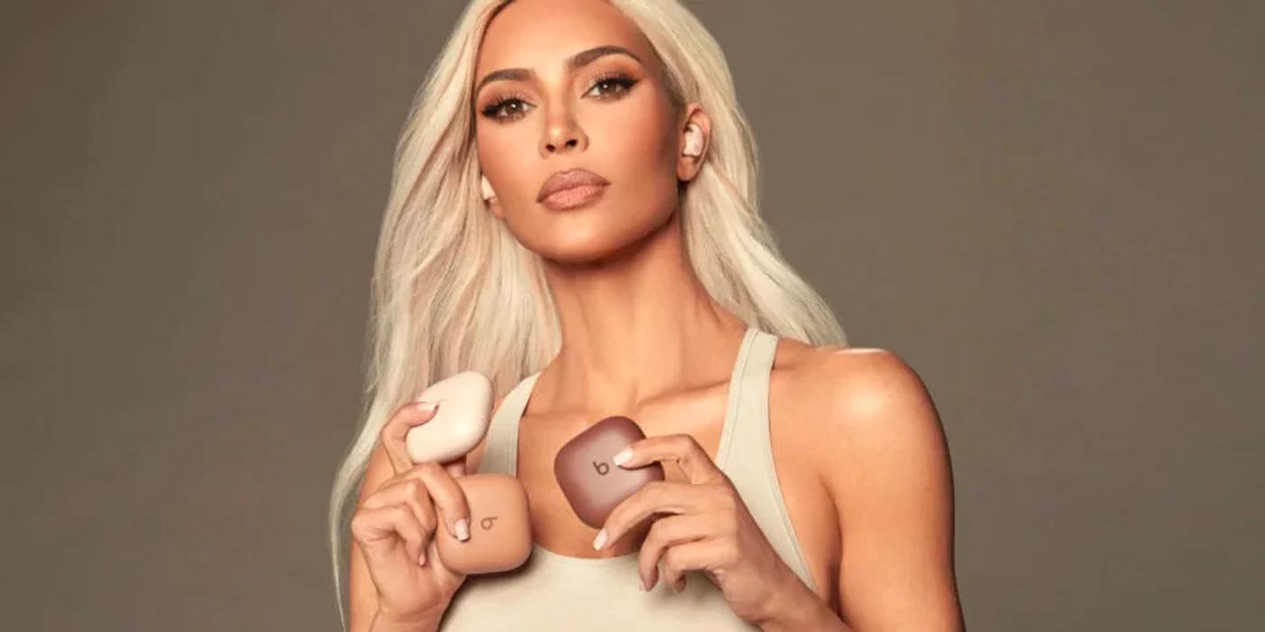 Kim Kardashian și noile căști de la Apple