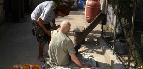 persoanele cu handicap nu au primit indemnizatia FOTO Corina Macavei 