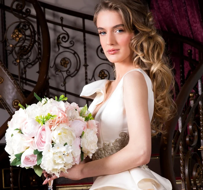 În 2019 se poartă coafurile lejere şi machiajul natural