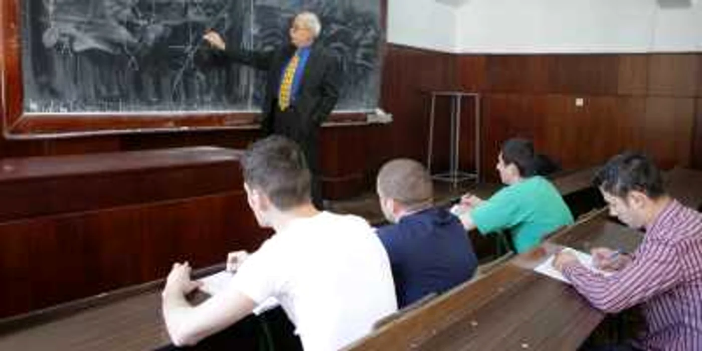 Studenţii spun că profesorii au tocmai rolul de a le dezvolta spiritul critic, nu de a-l anihila.