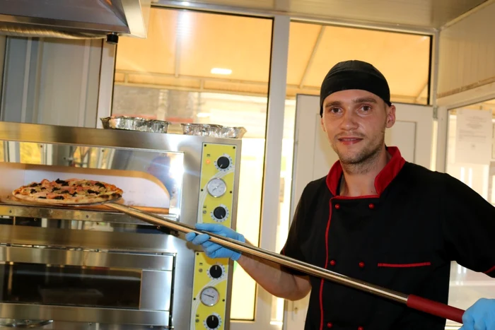 Ionuţ Dăogaru în pizzeria sa din centrul Severinului FOTO Alexandra Georgescu