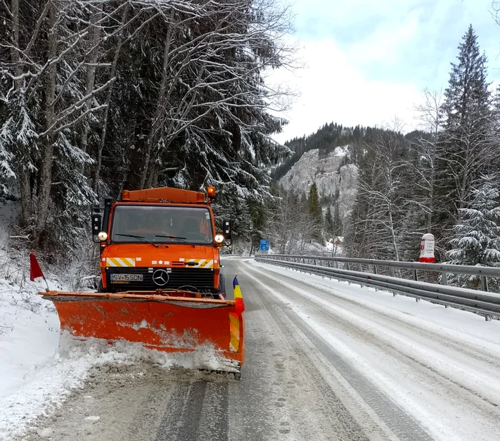 Utilajele DRDP Iași acționează pe drumurile înzăpezite FOTO: Facebook/DRDP Iași