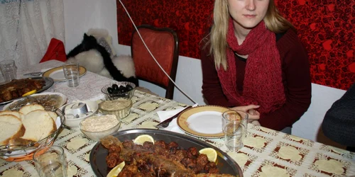 Turiştii sunt încântaţi de produsele culinare din peşte