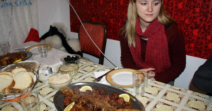 Turiştii sunt încântaţi de produsele culinare din peşte