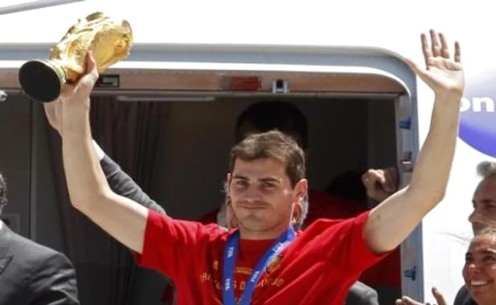 Casillas arată trofeul fanilor sosiţi la aeroport