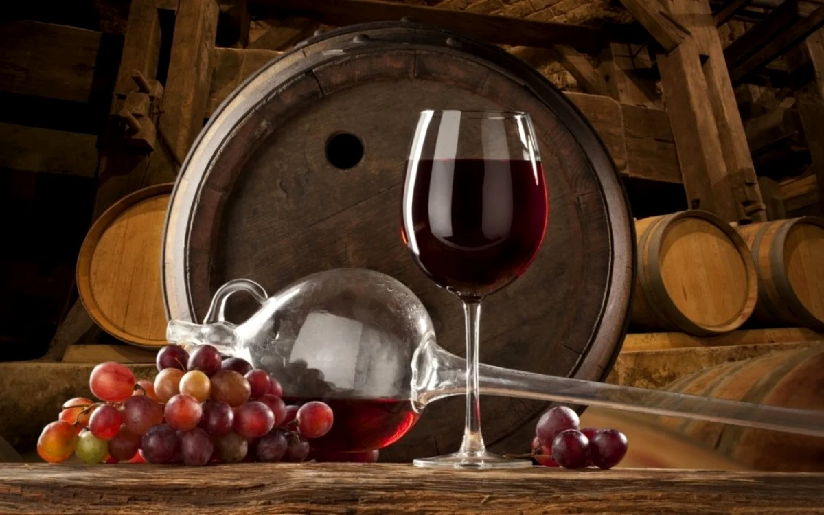 Dacă vreţi să beneficiaţi de aroma deplină a unui vin, trebuie să învăţaţi modul în care îi puteţi amplifica savoarea, iar un factor important este temperatura.Foto court.ge