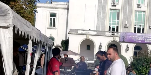 Târg de preparate tradiţionale în faţa Teatrului de Operă şi Balet Constanţa Sursa martor