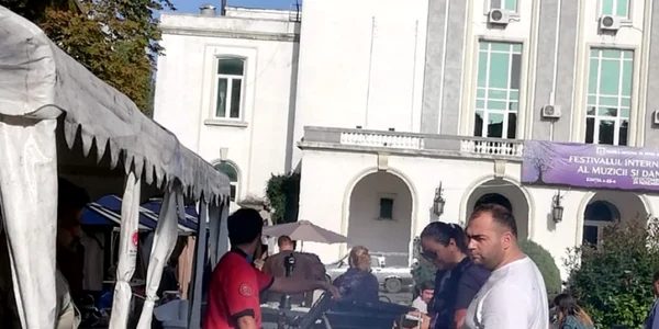 Târg de preparate tradiţionale în faţa Teatrului de Operă şi Balet Constanţa Sursa martor