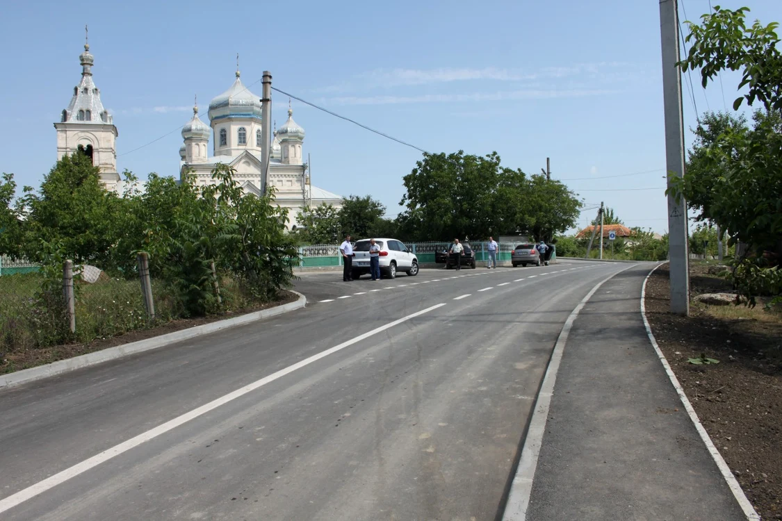 Sătenii nu vor mai înfrunta noroiul în drum spre biserică FOTO: ADR Centru