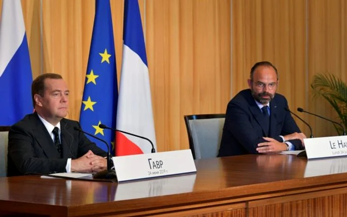 Edouard Philippe (dreapta) şi Dmitri Medvedev dialogând cu presa FOTO EPA-EFE