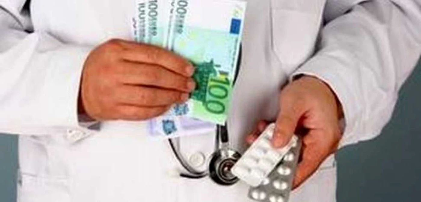 Unul dintre medicii condamnaţi le vindea pacienţilor medicamente la preţuri de 100 de ori mai mari