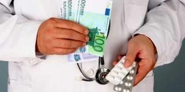 Un medic român susţine că bebeluşii mor pentru că medicii pretind şpagă
