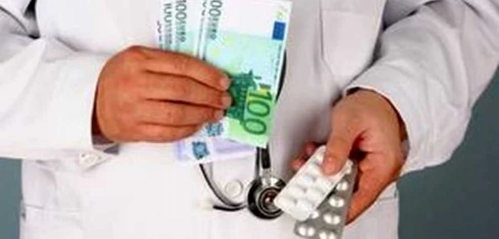 Unul dintre medicii condamnaţi le vindea pacienţilor medicamente la preţuri de 100 de ori mai mari