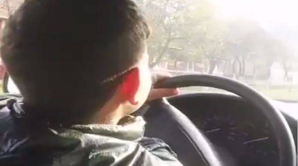 Un copil de 14 ani, prins noaptea la volanul unui autoturism radiat şi cu numere false de înmatriculare