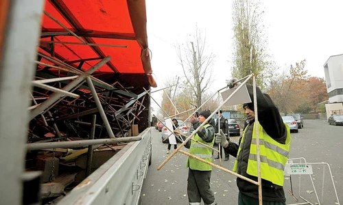 Angajaţii primăriei  confiscă lunar sute  de echipamente care blochează spaţiile publice jpeg