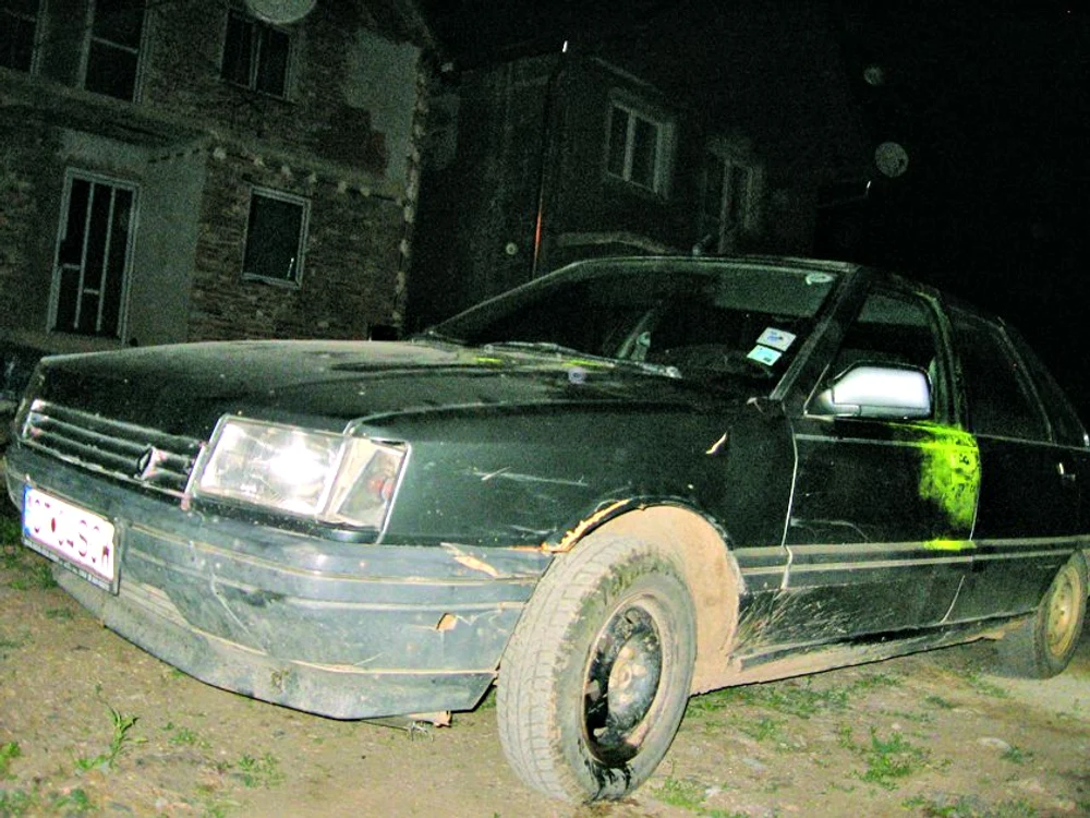 Maşina furată, de la  colegul de cameră,  a fost abandonată  după accident