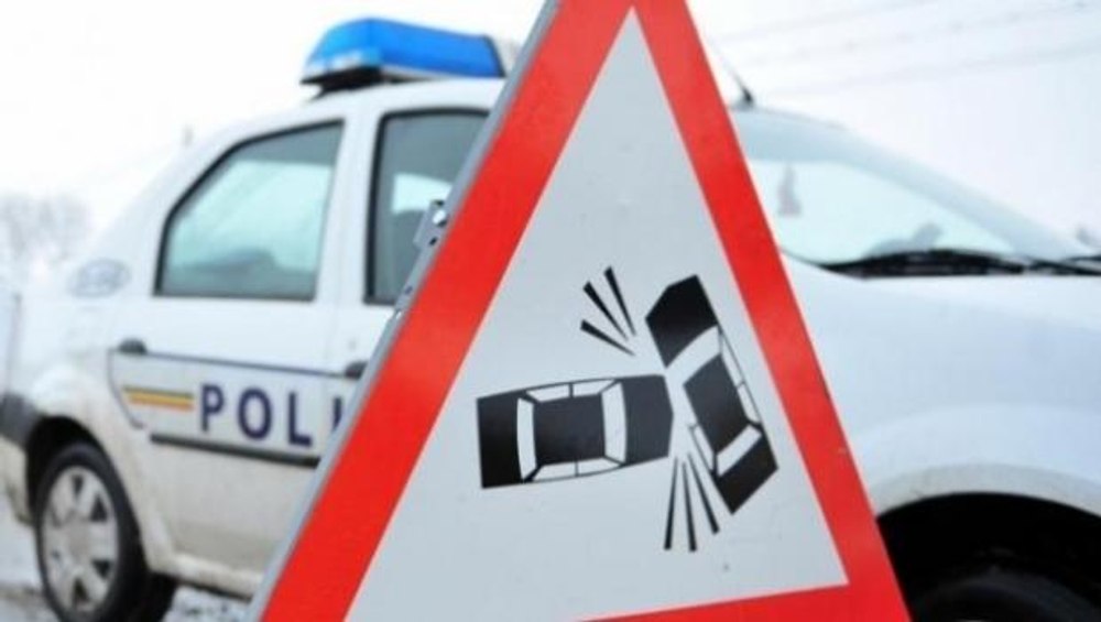 Trafic oprit între Galaţi şi Tecuci după ce un ansamblu rutier s-a răsturnat