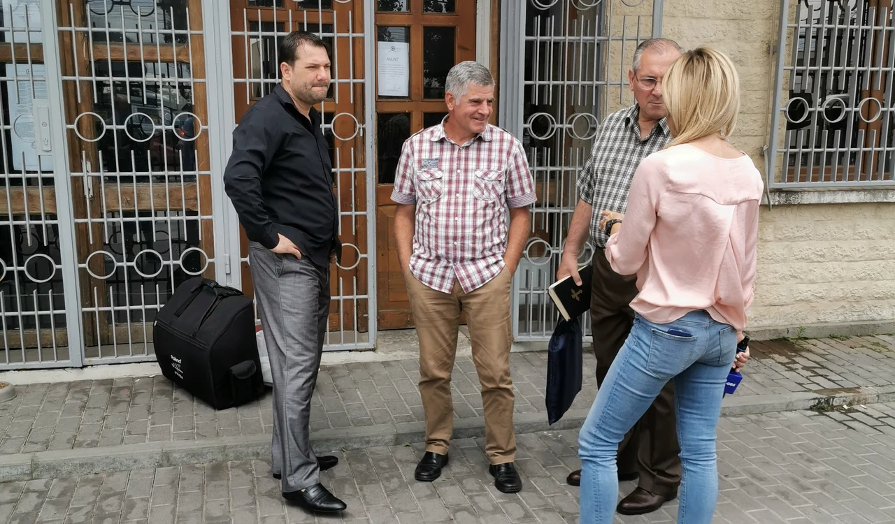 Lăutarul, preotul și cântărețul bisericesc au așteptat până au reșit să intre pe poarta închisorii