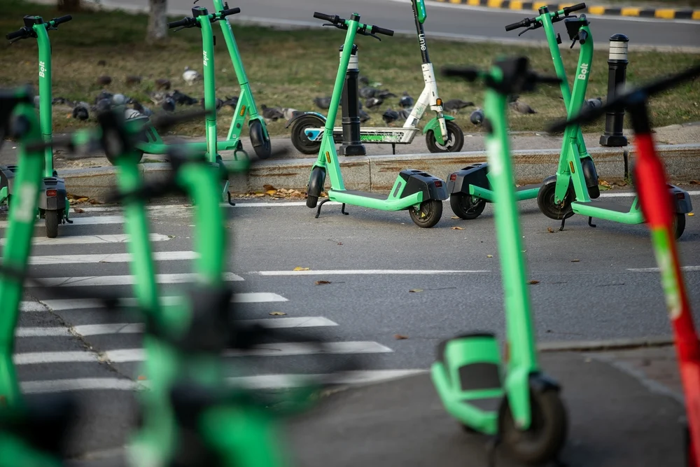 Proiect în Parlament. Trotinetele și bicicletele electrice ar putea fi conduse doar cu permis special