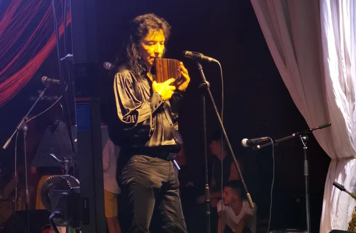 Naistul Costel Enache, invitat special al spectacolului Hora Sânzienelor