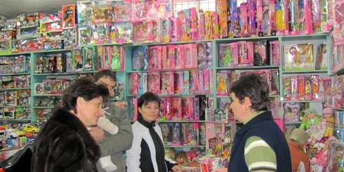 Magazinele erau astăzi încă pline de părinţi în căutare de cadouri