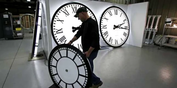 Dan LaMoore scoate un ceas din zona de teste şi-l pregăteşte pentru a fi trimis la o şcoală din Tennessee school aparţinând companiei Electric Time in Medfield Mass Massachusetts FOTO AP