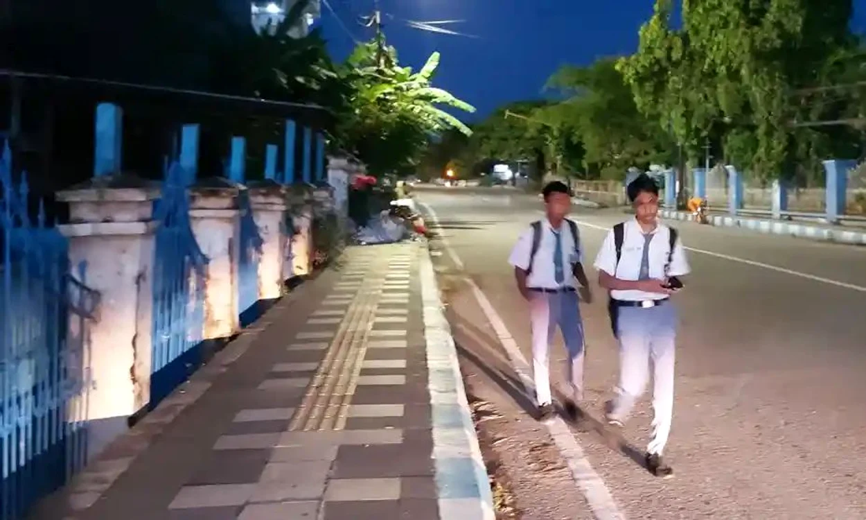 Elevi în drum spre școală, în Indonezia Foto: theguardian.com