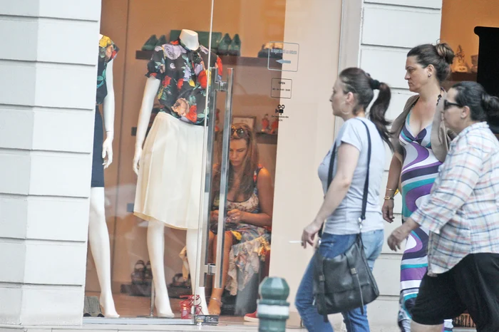 
    Femeia stătea în dreptul solistei, ca nu care cumva aceasta să fie pozată de paparazzi aflați în zonă. La un moment dat, Lesko a avut poftă de probat pantofi de lux și a intrat într-un magazin de fițe din zona Dorobanți. Intr-adevăr, mai mult a probat dec  