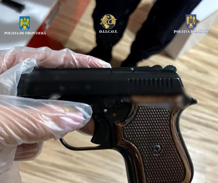 Arme și gloanțe găsite în casele suspecților FOTO DIICOT