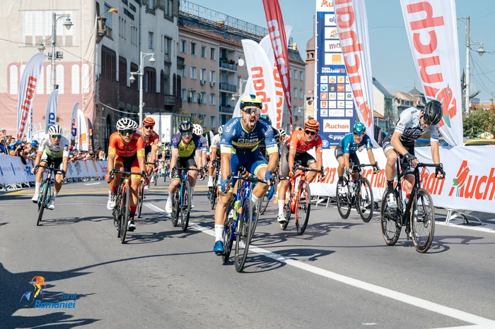 Moment de bucurie după 160 de kilometri de pedalat continuu. Foto Facebook Turul României