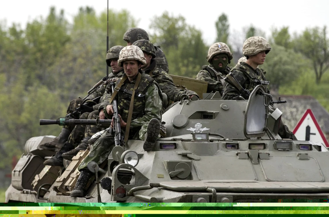 Trupele guvernamentale ucrainene la un punct de control la intrarea în oraşul Slaviansk FOTO Reuters