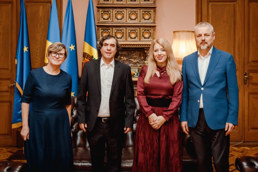 Scriitorul Mircea Cărtărescu, decorat la Chișinău de președintele Maia Sandu 