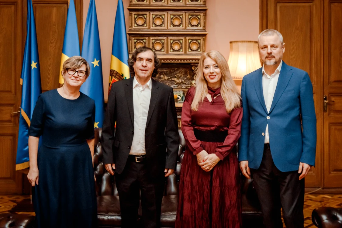 Mircea Cărtărescu și soția sa s-au întâlnit cu ministrul moldovean al Culturii. FOTO: Facebook