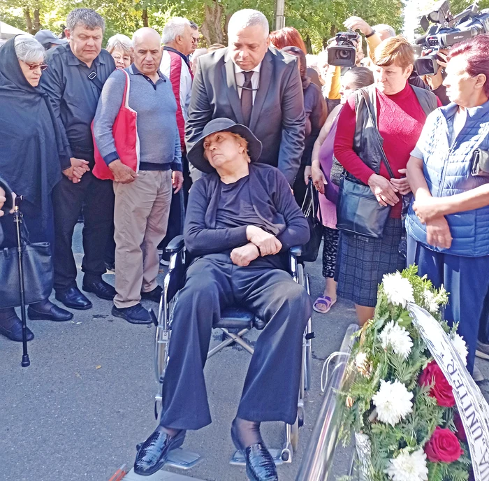 Soția regretatului artist este  paralizată de șase ani, așa că a sosit la înmormântare într-un scaun