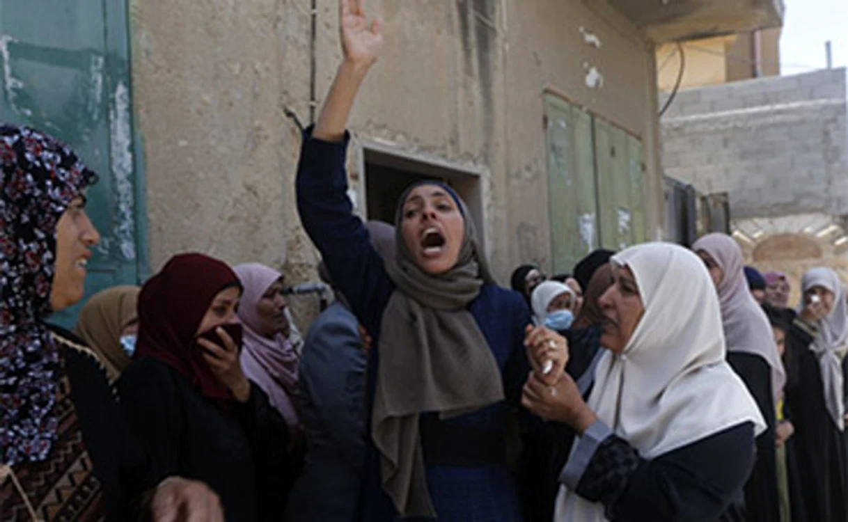 
    Lângă ruinele blocurilor bombardate, copiii din oraşul Gaza fac poze cu dezastrul  