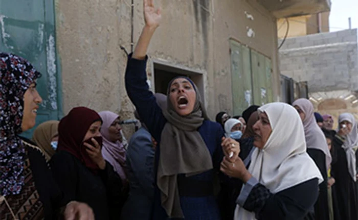 
    Lângă ruinele blocurilor bombardate, copiii din oraşul Gaza fac poze cu dezastrul  