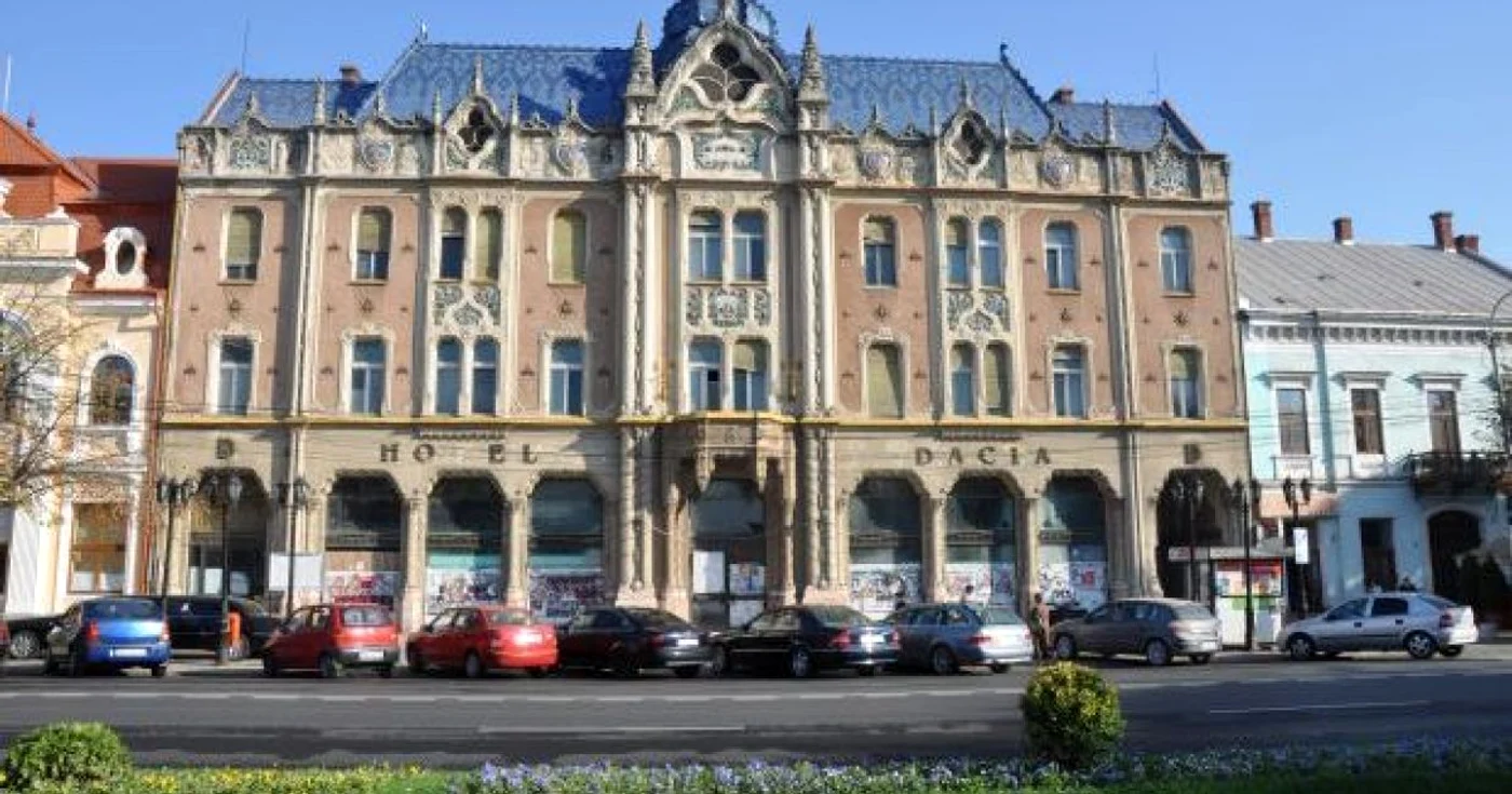 Hotelul Dacia Satu Mare, o biijuterie a stilului secession, în ruină (foto: arhiva)