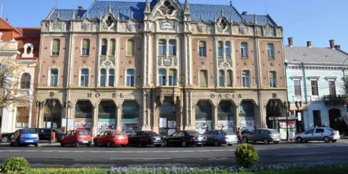 Hotelul Dacia Satu Mare, o biijuterie a stilului secession, în ruină (foto: arhiva)