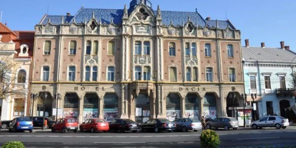 Hotelul Dacia Satu Mare, o biijuterie a stilului secession, în ruină (foto: arhiva)