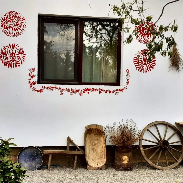 Căsuţa a fost picitată şi decorată de doi soţi care au dat Bucureştiul pe viaţa la ţară FOTO Arh.pers.Ioana Avram