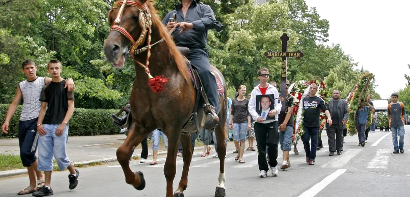 Renato Sîrghi (călare), în fruntea cortegiului de la înmormântarea naşului Marian Ivan