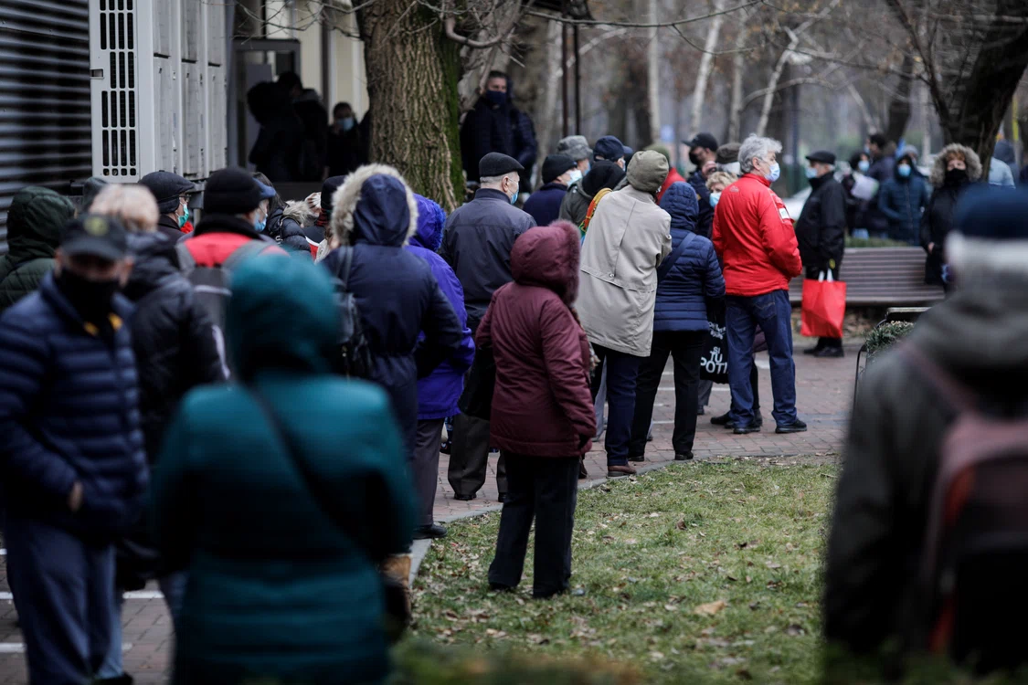 
    A fost aglomerație luni în fața Direcției de Taxe și Impozite Sector 3Foto: Inquam Photos  