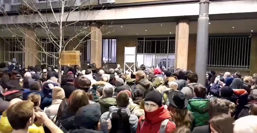 Au început protestele în Serbia după ce partidul lui Vučić a câștigat alegerile