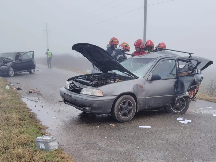 Mașina staționată a fost lovită din spate FOTO: martor