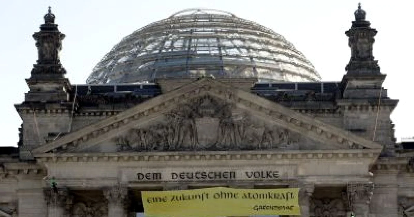 Membrii Greenpeace au escaladat clădirea Reichstag din Berlin (AFP)