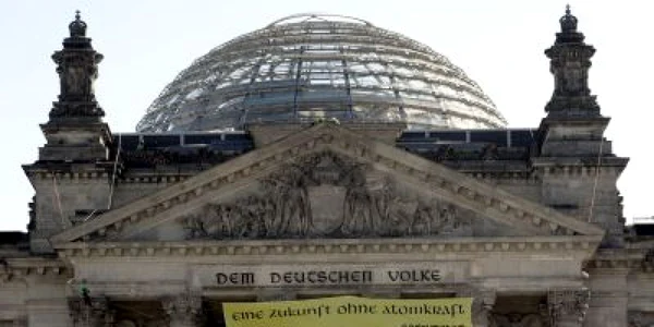 Membrii Greenpeace au escaladat clădirea Reichstag din Berlin (AFP)
